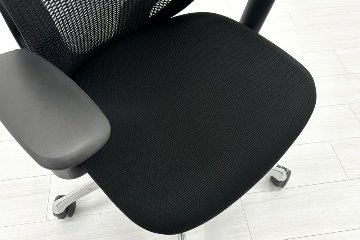 オカムラ シルフィーチェア 中古 2019年製 エクストラハイバック ヘッドレスト付 可動肘 OKAMURA Sylphy 中古オフィス家具 ブラックの画像