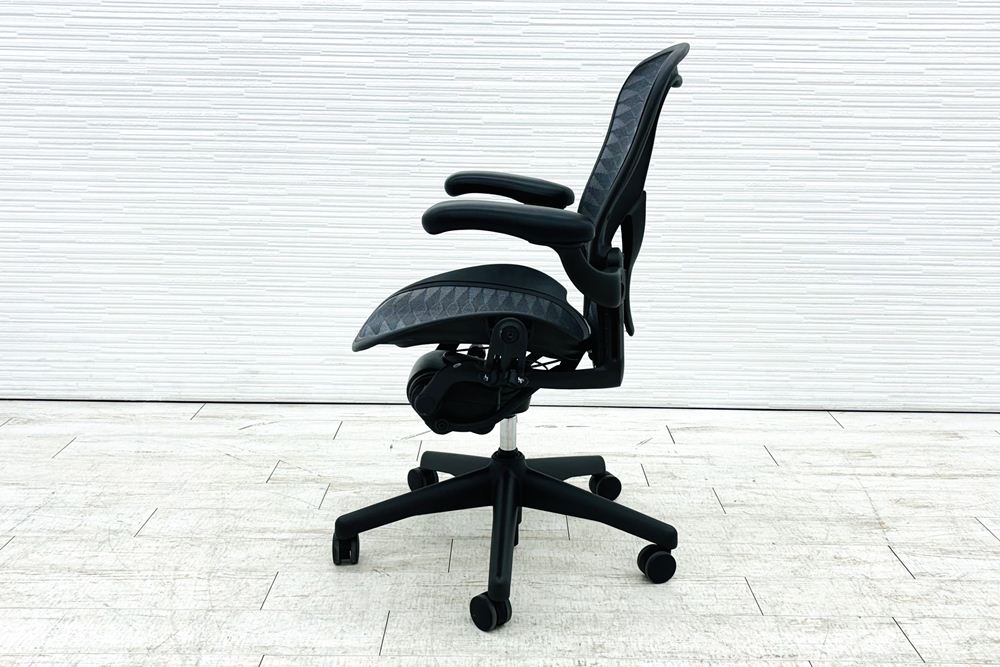アーロンチェア 中古 Bサイズ フル装備 タキシードメッシュ ハーマンミラー Herman Miller Aeron Chairs 中古オフィス家具 肘レバーの画像