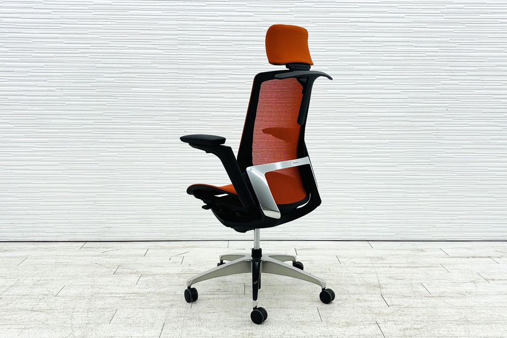 オカムラ フィノラチェア 中古 2020年製 エクストラハイバック 可動肘 メッシュ 中古オフィス家具 OKAMURA Finora C78BBR-F1F8 オレンジの画像