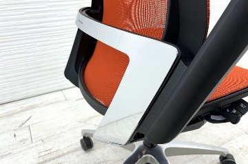 オカムラ フィノラチェア 中古 2020年製 エクストラハイバック 可動肘 メッシュ 中古オフィス家具 OKAMURA Finora C78BBR-F1F8 オレンジの画像