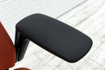 オカムラ フィノラチェア 中古 2020年製 エクストラハイバック 可動肘 メッシュ 中古オフィス家具 OKAMURA Finora C78BBR-F1F8 オレンジの画像