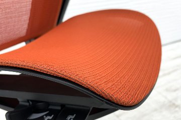 オカムラ フィノラチェア 中古 2020年製 エクストラハイバック 可動肘 メッシュ 中古オフィス家具 OKAMURA Finora C78BBR-F1F8 オレンジの画像
