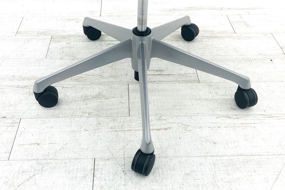 バロンチェア オカムラ 中古 ローバック OKAMURA Baron シルバーフレーム メッシュ 可動肘 中古オフィス家具 ブラックの画像