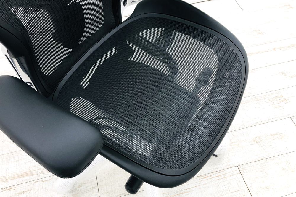 【未開封未使用品】 ハーマンミラー アーロンチェア リマスタード Bサイズフル装備 中古 中古オフィス家具 ポリッシュドアルミニウムベース ONYX オニキスブラック レザーアームの画像
