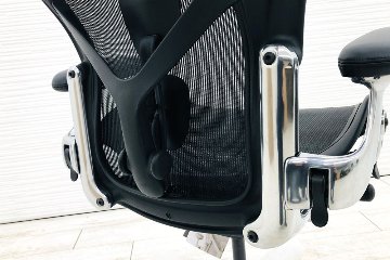 【未開封未使用品】 ハーマンミラー アーロンチェア リマスタード Bサイズフル装備 中古 中古オフィス家具 ポリッシュドアルミニウムベース ONYX オニキスブラック レザーアームの画像