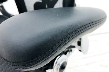 【未開封未使用品】 ハーマンミラー アーロンチェア リマスタード Bサイズフル装備 中古 中古オフィス家具 ポリッシュドアルミニウムベース ONYX オニキスブラック レザーアームの画像