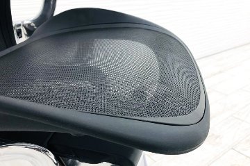 【未開封未使用品】 ハーマンミラー アーロンチェア リマスタード Bサイズフル装備 中古 中古オフィス家具 ポリッシュドアルミニウムベース ONYX オニキスブラック レザーアームの画像