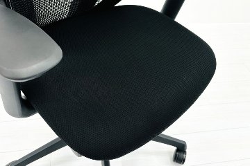 オカムラ シルフィーチェア 中古 2018年製 ハイバック 可動肘 OKAMURA Sylphy 中古オフィス家具 C685XR ブラックの画像