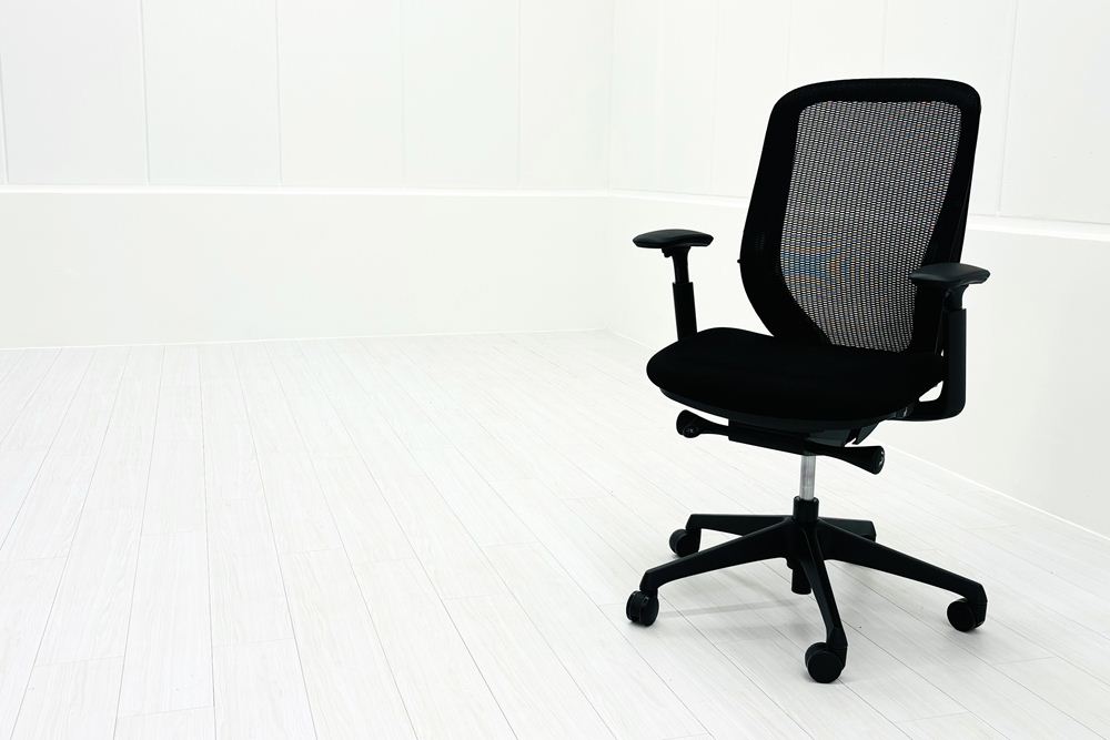 オカムラ シルフィーチェア 中古 ブラック 2018年製 ハイバック 可動肘 OKAMURA Sylphy 中古オフィス家具の画像