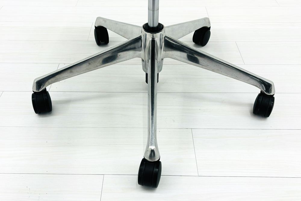 バロンチェア 中古 オカムラ エクストラハイバック メッシュ 可動肘 高機能チェア 中古オフィス家具 可動ヘッドレスト ブラックの画像