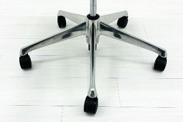 バロンチェア 中古 オカムラ エクストラハイバック メッシュ 可動肘 高機能チェア 中古オフィス家具 可動ヘッドレスト ブラックの画像