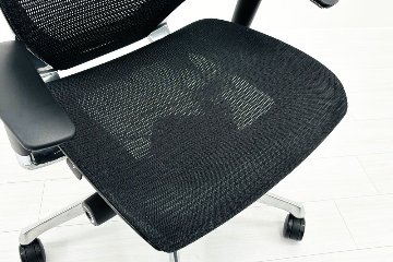 バロンチェア 中古 オカムラ エクストラハイバック メッシュ 可動肘 高機能チェア 中古オフィス家具 可動ヘッドレスト ブラックの画像