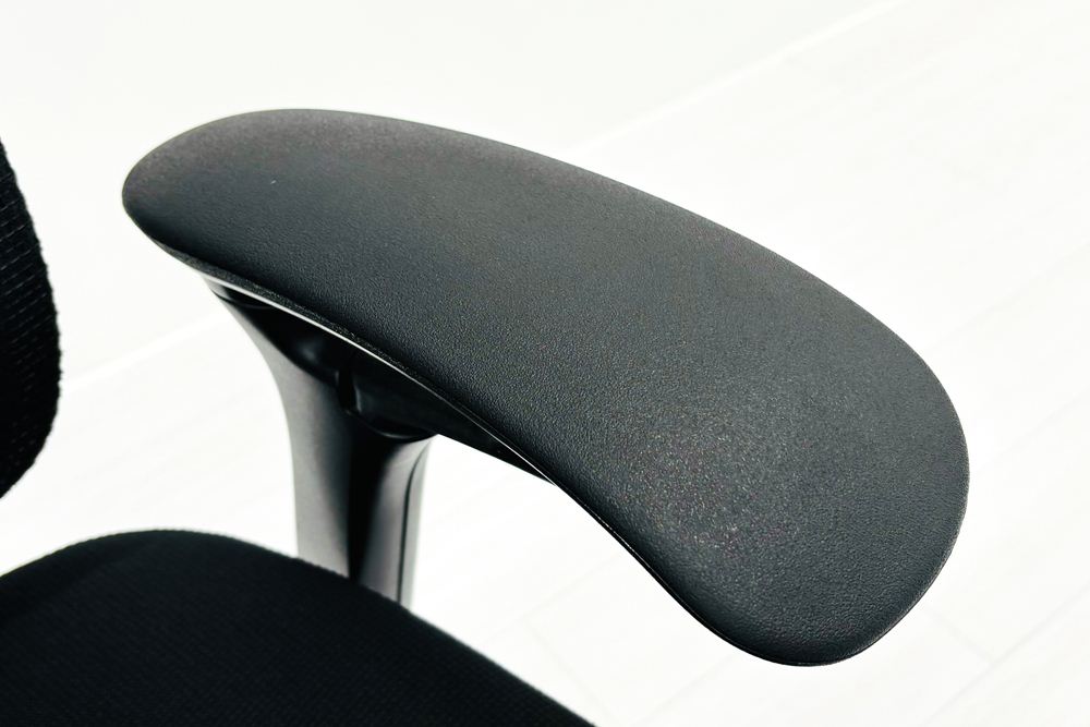 コンテッサチェア 中古 オカムラ Contessa 可動肘 座クッション 中古オフィス家具 事務椅子 エグゼクティブチェア ブラック の画像