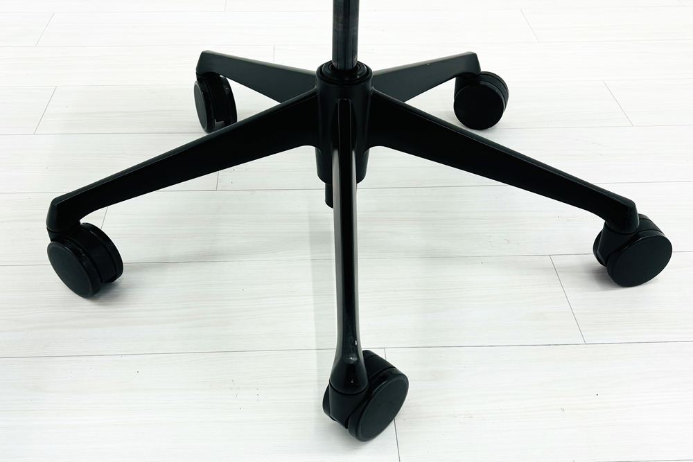 コンテッサチェア 中古 オカムラ Contessa 可動肘 座クッション 中古オフィス家具 事務椅子 エグゼクティブチェア ブラック の画像