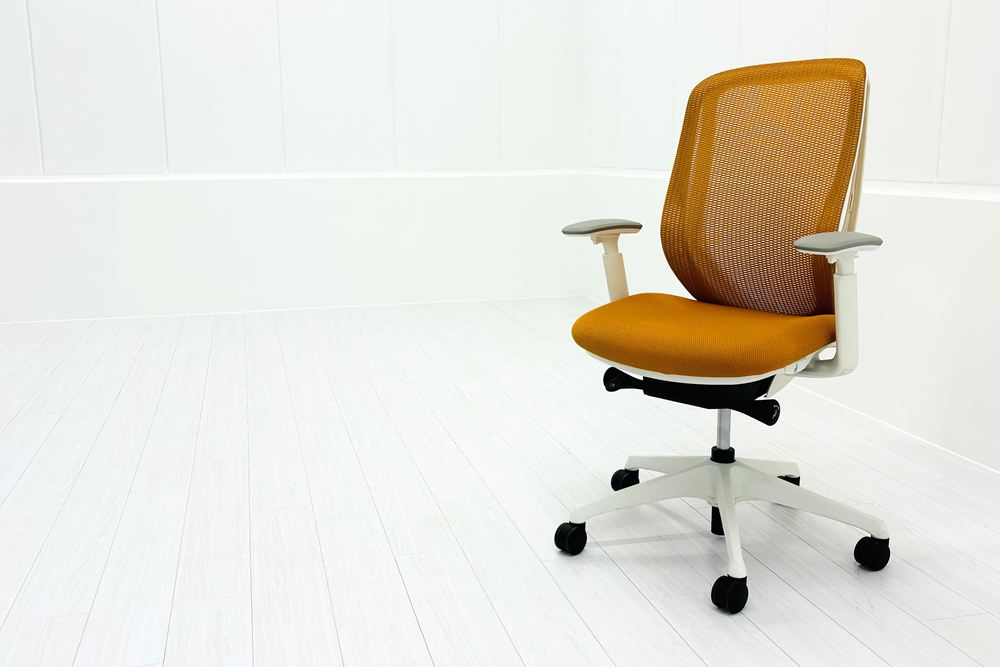 シルフィーチェア オカムラ 中古 2020年製 ハイバック 可動肘 Sylphy クッション 中古オフィス家具 C685XW-FMR8 オレンジの画像