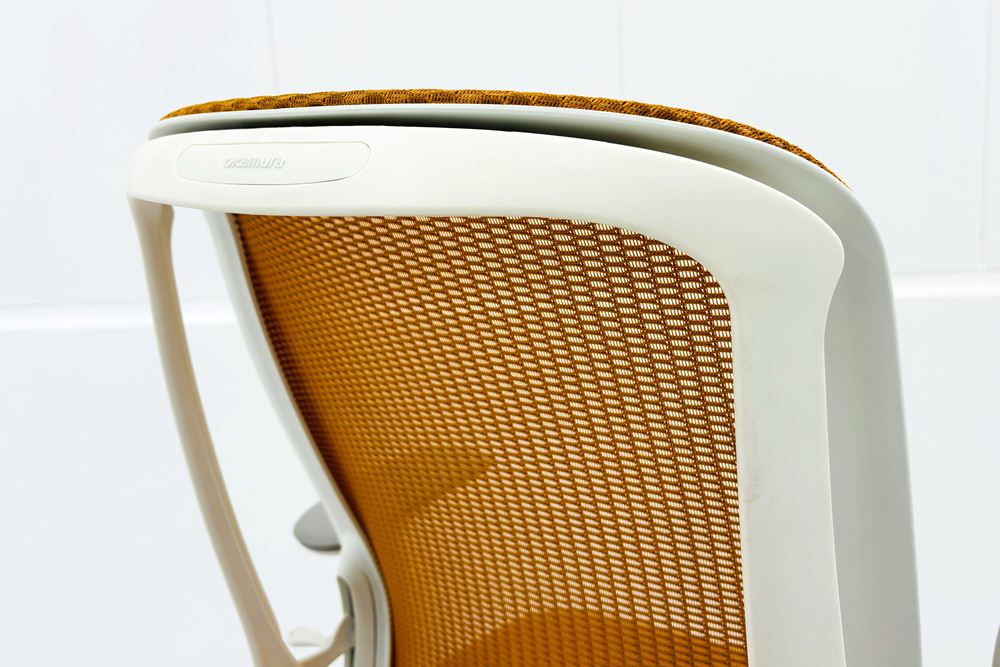 シルフィーチェア オカムラ 中古 2020年製 ハイバック 可動肘 Sylphy クッション 中古オフィス家具 C685XW-FMR8 オレンジの画像