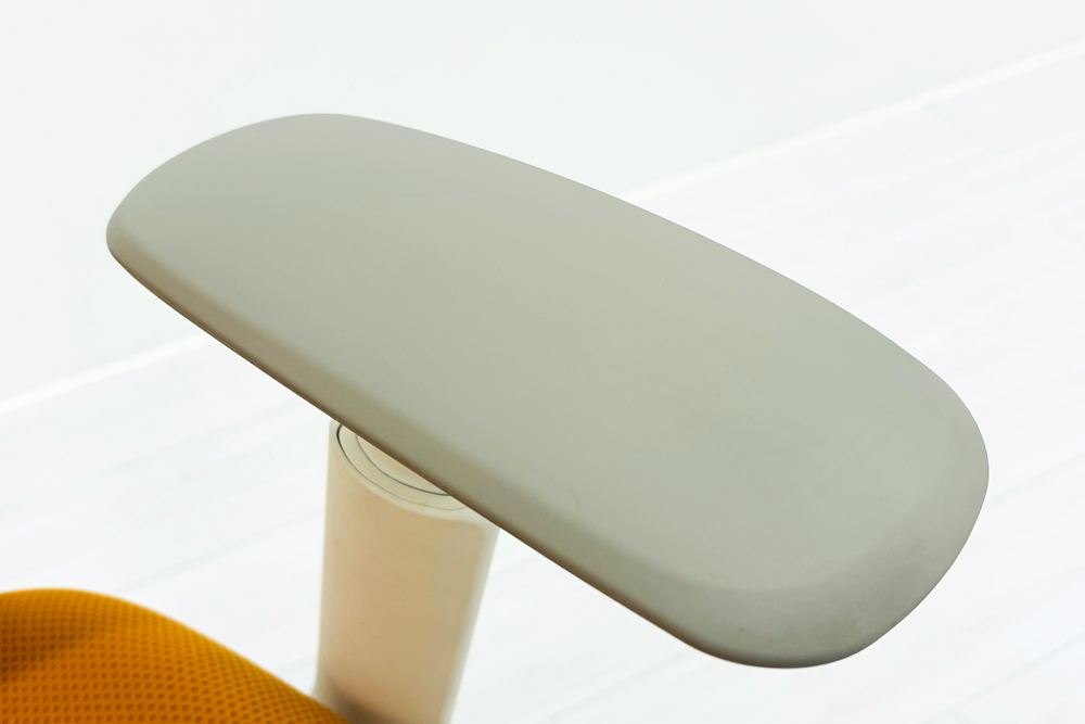 シルフィーチェア オカムラ 中古 2020年製 ハイバック 可動肘 Sylphy クッション 中古オフィス家具 C685XW-FMR8 オレンジの画像