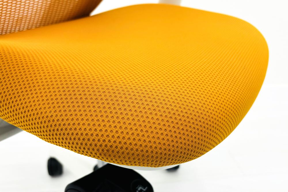 シルフィーチェア オカムラ 中古 2020年製 ハイバック 可動肘 Sylphy クッション 中古オフィス家具 C685XW-FMR8 オレンジの画像