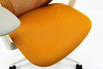 シルフィーチェア オカムラ 中古 2020年製 ハイバック 可動肘 Sylphy クッション 中古オフィス家具 C685XW-FMR8 オレンジの画像