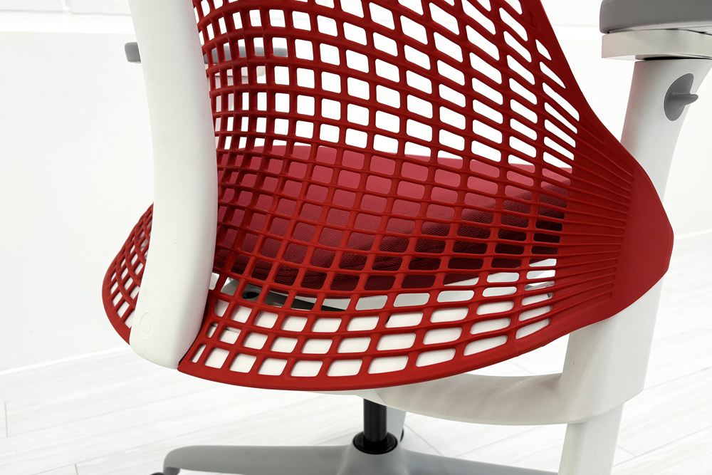 【未開封未使用品】 ハーマンミラー セイルチェア ミドルバック フルアジャスタブルアーム 可動肘 レッド 中古 Herman Miller SAYL Chair 中古オフィス家具の画像