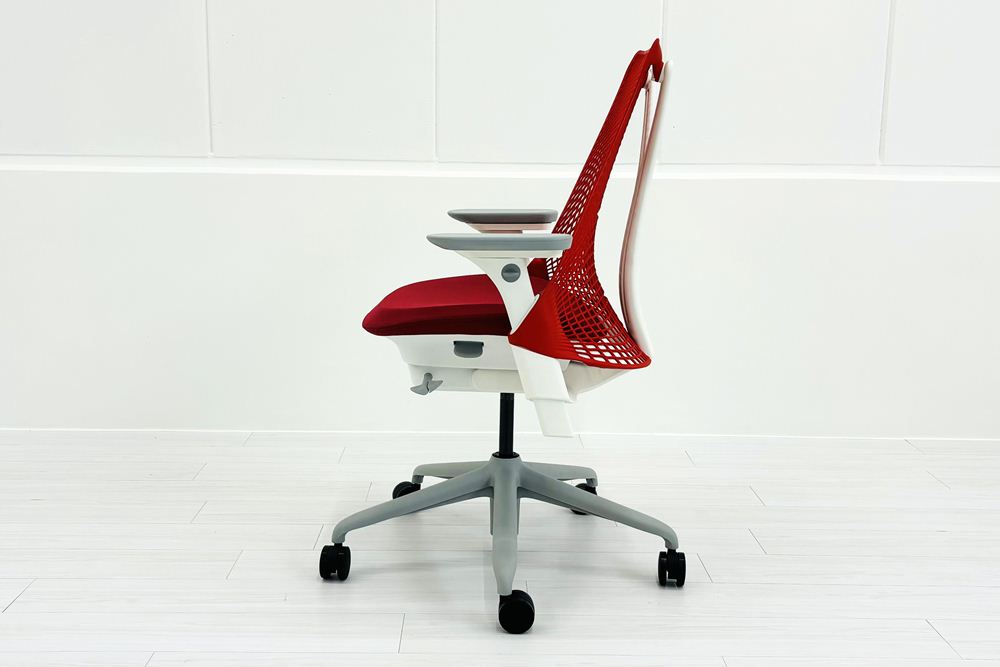 【未開封未使用品】 ハーマンミラー セイルチェア ミドルバック フルアジャスタブルアーム 可動肘 レッド 中古 Herman Miller SAYL Chair 中古オフィス家具の画像