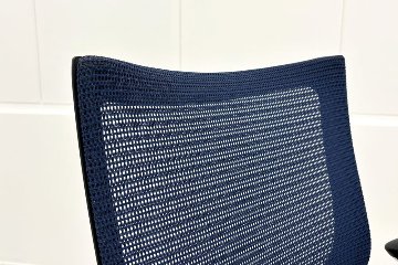 【ポリッシュ脚ピカピカ磨き有！】オカムラ バロンチェア ローバック 中古2021年製 OKAMURA Baron 固定肘 中古オフィス家具 ミディアムブルーの画像