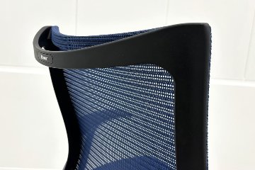 【ポリッシュ脚ピカピカ磨き有！】オカムラ バロンチェア ローバック 中古2021年製 OKAMURA Baron 固定肘 中古オフィス家具 ミディアムブルーの画像