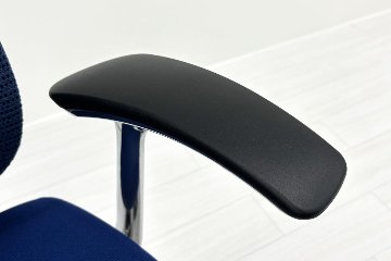 【ポリッシュ脚ピカピカ磨き有！】オカムラ バロンチェア ローバック 中古2021年製 OKAMURA Baron 固定肘 中古オフィス家具 ミディアムブルーの画像