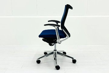 【ポリッシュ脚ピカピカ磨き有！】オカムラ バロンチェア ローバック 中古2021年製 OKAMURA Baron 固定肘 中古オフィス家具 ミディアムブルーの画像