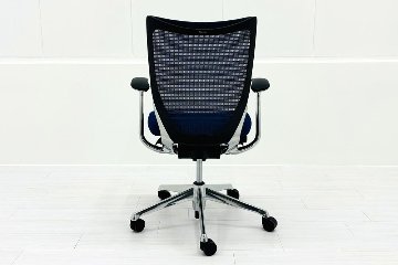 【ポリッシュ脚ピカピカ磨き有！】オカムラ バロンチェア ローバック 中古2021年製 OKAMURA Baron 固定肘 中古オフィス家具 ミディアムブルーの画像