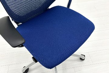 【ポリッシュ脚ピカピカ磨き有！】オカムラ バロンチェア ローバック 中古2021年製 OKAMURA Baron 固定肘 中古オフィス家具 ミディアムブルーの画像