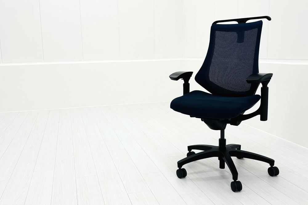 イトーキ エフチェア 2018年製 中古 オフィスチェア クッション 可動肘 事務椅子 ITOKI 中古オフィス家具 ネイビーブルーの画像