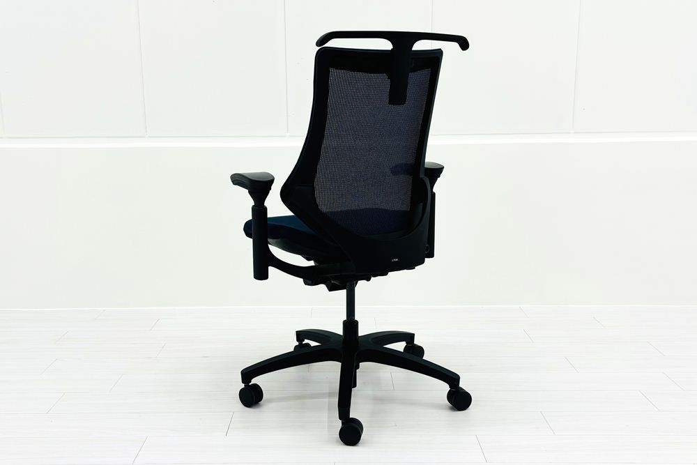 イトーキ エフチェア 2018年製 中古 オフィスチェア クッション 可動肘 事務椅子 ITOKI 中古オフィス家具 ネイビーブルーの画像