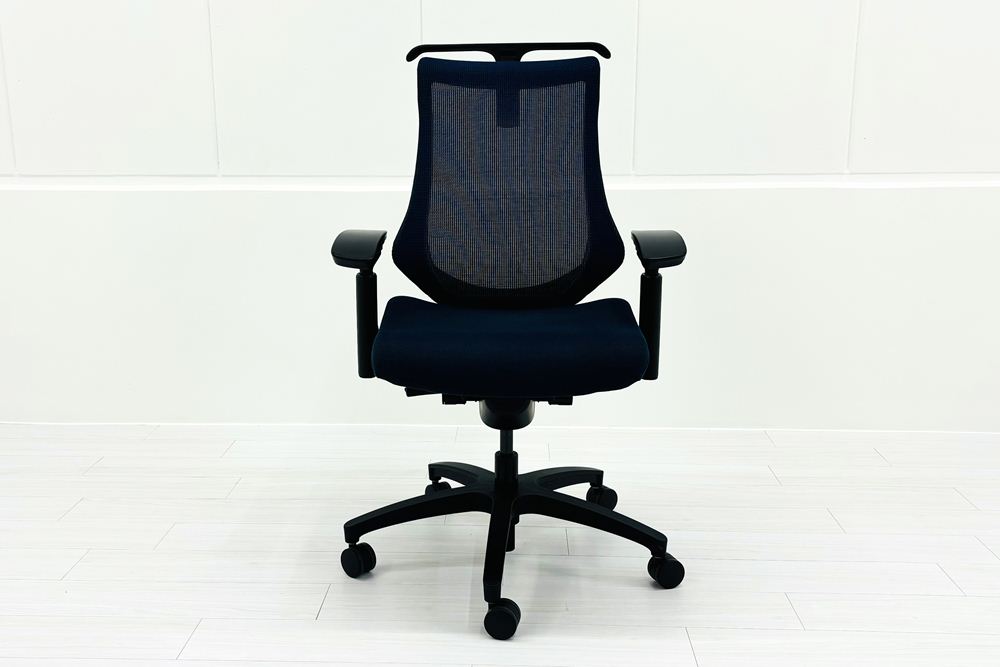 イトーキ エフチェア 2018年製 中古 オフィスチェア クッション 可動肘 事務椅子 ITOKI 中古オフィス家具 ネイビーブルーの画像