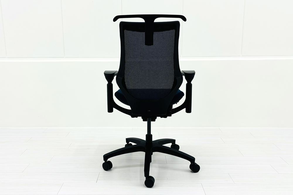 イトーキ エフチェア 2018年製 中古 オフィスチェア クッション 可動肘 事務椅子 ITOKI 中古オフィス家具 ネイビーブルーの画像