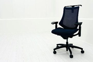 イトーキ エフチェア 2018年製 中古 オフィスチェア クッション 可動肘 事務椅子 ITOKI 中古オフィス家具 ネイビーブルーの画像