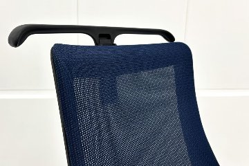 イトーキ エフチェア 2018年製 中古 オフィスチェア クッション 可動肘 事務椅子 ITOKI 中古オフィス家具 ネイビーブルーの画像