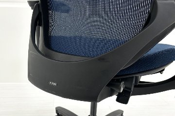 イトーキ エフチェア 2018年製 中古 オフィスチェア クッション 可動肘 事務椅子 ITOKI 中古オフィス家具 ネイビーブルーの画像
