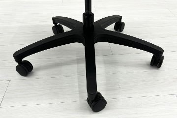 イトーキ エフチェア 2018年製 中古 オフィスチェア クッション 可動肘 事務椅子 ITOKI 中古オフィス家具 ネイビーブルーの画像