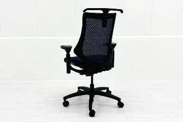 イトーキ エフチェア 2018年製 中古 オフィスチェア クッション 可動肘 事務椅子 ITOKI 中古オフィス家具 ネイビーブルーの画像