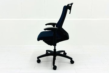 イトーキ エフチェア 2018年製 中古 オフィスチェア クッション 可動肘 事務椅子 ITOKI 中古オフィス家具 ネイビーブルーの画像