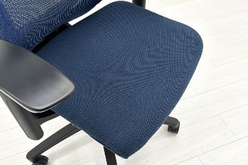イトーキ エフチェア 2018年製 中古 オフィスチェア クッション 可動肘 事務椅子 ITOKI 中古オフィス家具 ネイビーブルーの画像