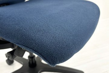 イトーキ エフチェア 2018年製 中古 オフィスチェア クッション 可動肘 事務椅子 ITOKI 中古オフィス家具 ネイビーブルーの画像