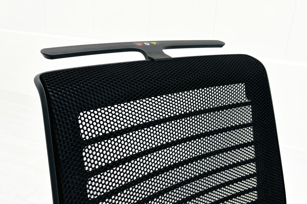 スチールケース シンクチェア 2015年製 中古 ブラック クッション メッシュ Steelcase Think 可動肘 中古オフィス家具 465A300の画像
