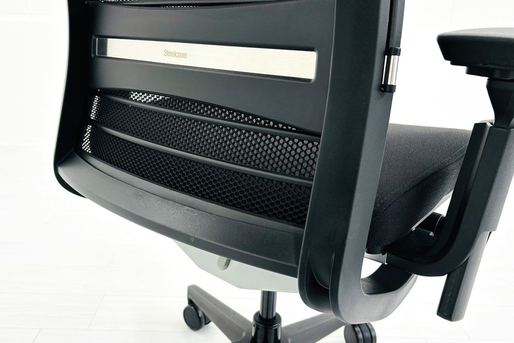 スチールケース シンクチェア 2015年製 中古 ブラック クッション メッシュ Steelcase Think 可動肘 中古オフィス家具 465A300の画像