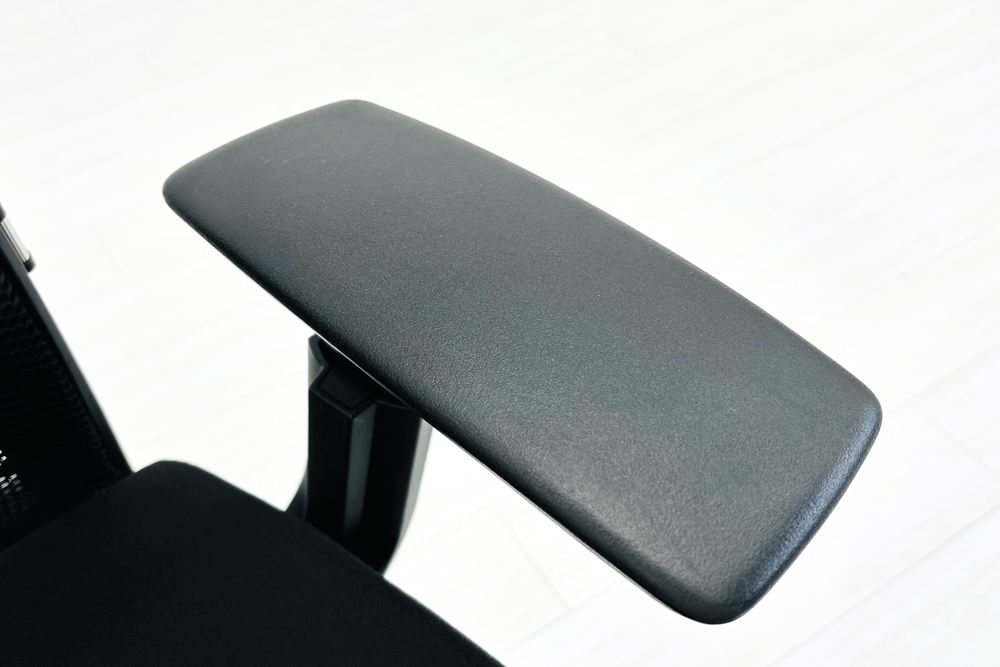 スチールケース シンクチェア 2015年製 中古 ブラック クッション メッシュ Steelcase Think 可動肘 中古オフィス家具 465A300の画像