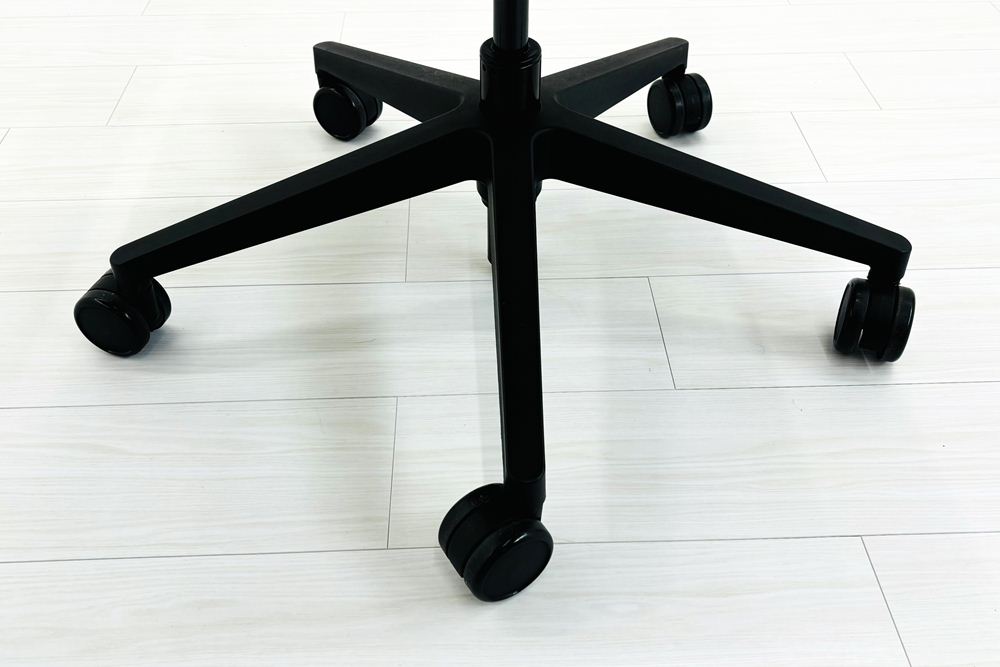 スチールケース シンクチェア 2015年製 中古 ブラック クッション メッシュ Steelcase Think 可動肘 中古オフィス家具 465A300の画像