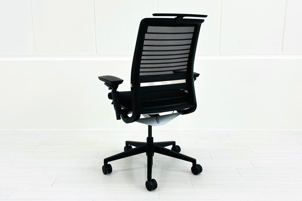 スチールケース シンクチェア 2015年製 中古 ブラック クッション メッシュ Steelcase Think 可動肘 中古オフィス家具 465A300の画像