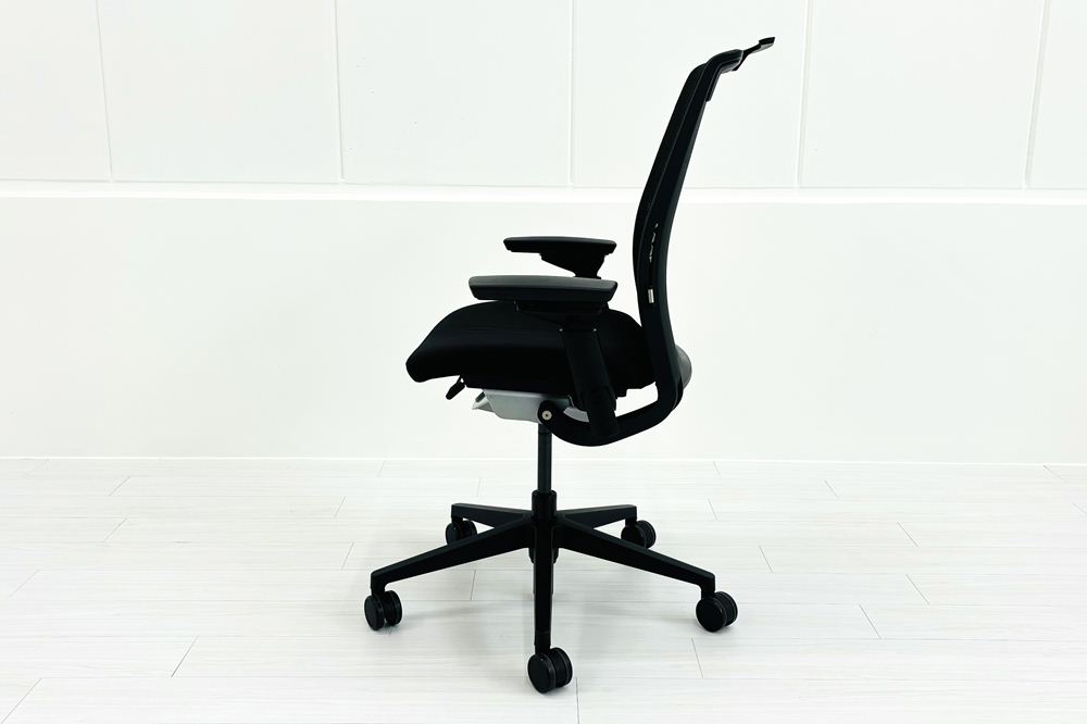 スチールケース シンクチェア 2015年製 中古 ブラック クッション メッシュ Steelcase Think 可動肘 中古オフィス家具 465A300の画像