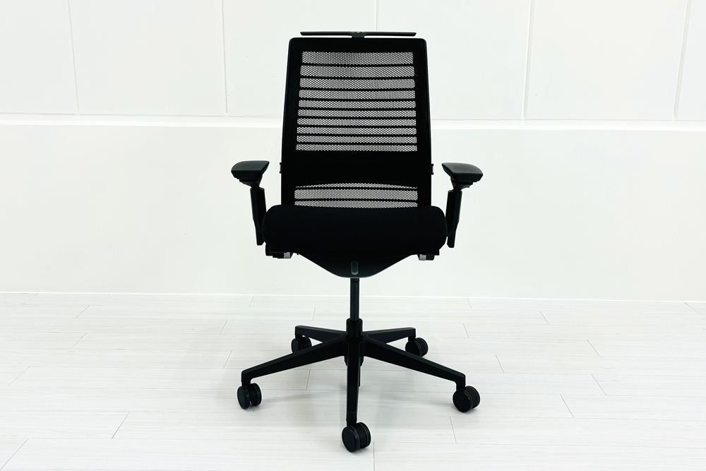 スチールケース シンクチェア 2015年製 中古 ブラック クッション メッシュ Steelcase Think 可動肘 中古オフィス家具 465A300の画像